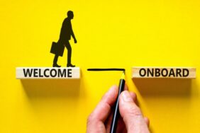 نحوه استقبال از یک کارمند جدید در شرکت